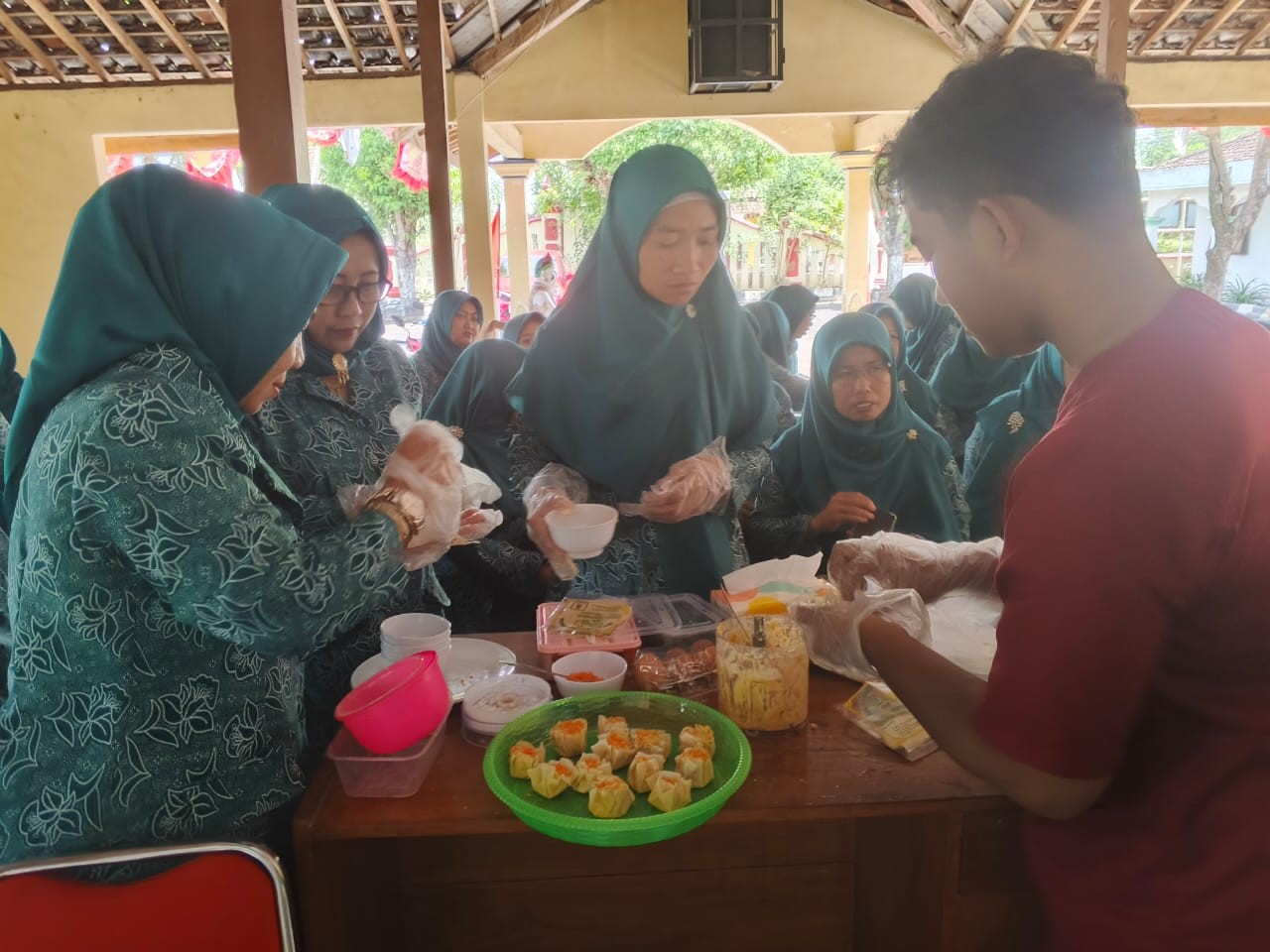 Kader posyandu mempraktikkan langsung cara memasak menu sehat bergizi dalam pelatihan pengolahan pangan lokal untuk pencegahan stunting.