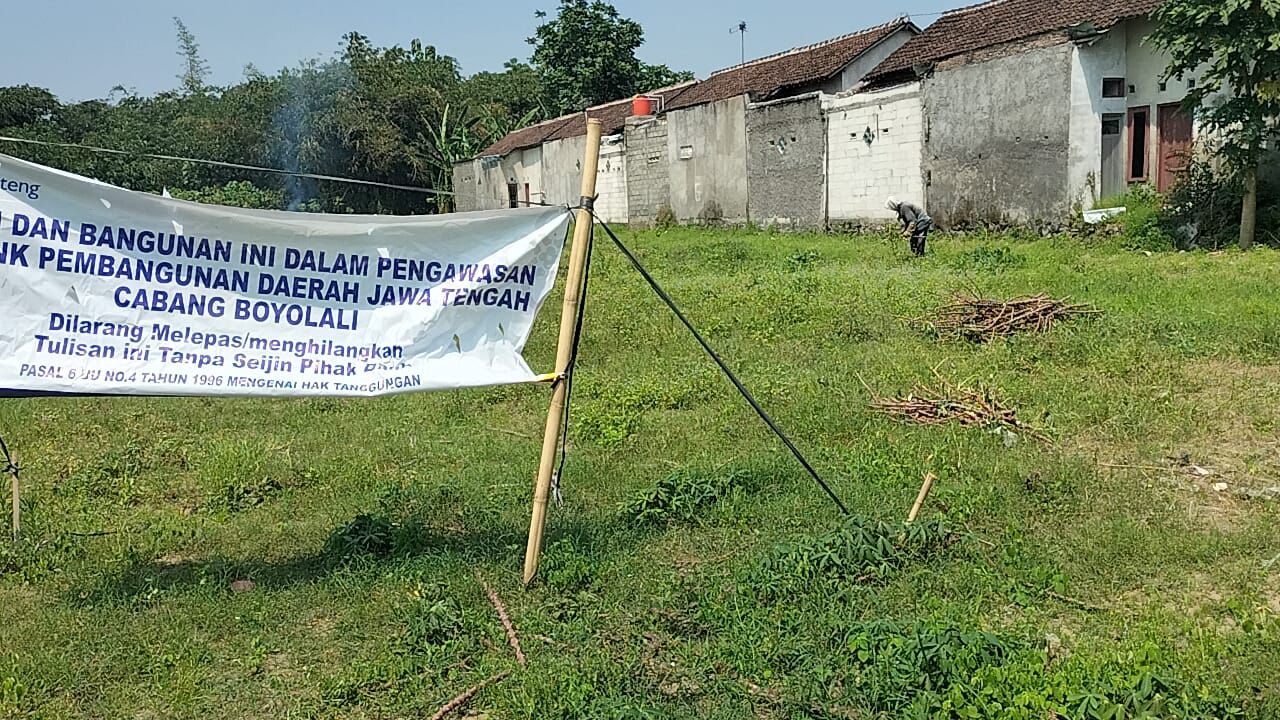 Tanah kas Desa Randusari Boyolali yang disertifikatkan atas nama kades setempat. Di lahan tersebut dipasang banner oleh bank yang menyatakan dalam pengawasan.