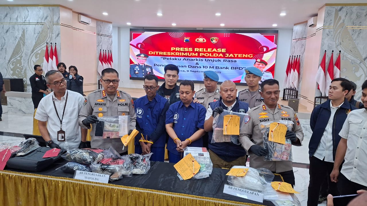 AT (tiga dari kanan) sopir Bank Jateng Wonogiri yang bawa kabur uang Rp10 miliar.