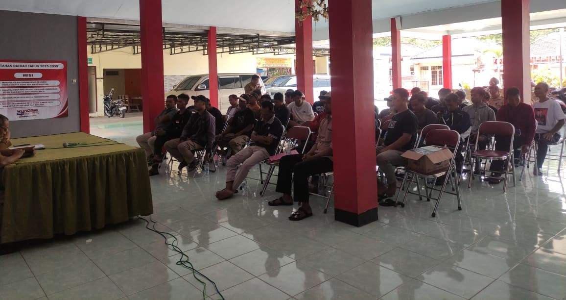 Puluhan warga Desa Sugihan mendatangi kantor Kecamatan Bulukerto untuk menyampaikan sejumlah unek-unek, Senin (8/9/2025).