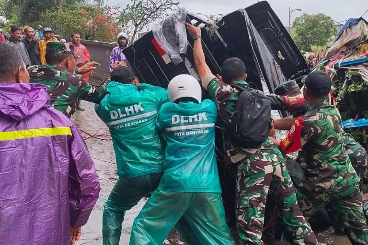 Bali dilanda banjir besar, 2 tewas, ratusan rumah terendam, jalan Denpasar-Gilimanuk lumpuh, TNI bantu evakuasi warga.