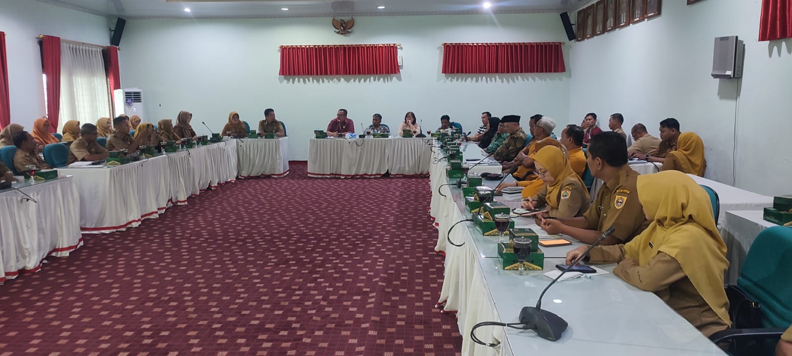 Rapat dengar pendapat antara Komisi IV DPRD Sragen dengan perwakilan Disdikbud dan Dinkes Kabupaten Sragen terkait makan bergizi gratis (MBG). (Ahmad Khairudin/Radar Solo)