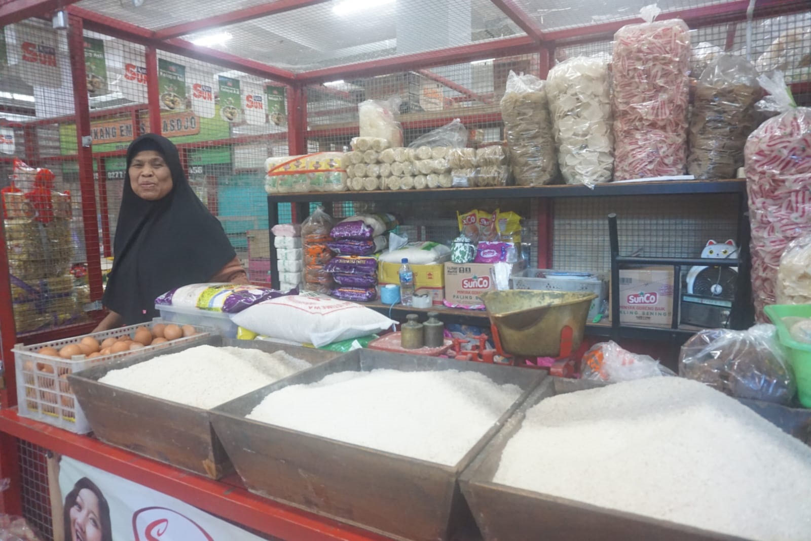 Salah seorang pedagang beras di Pasar Gedhe Klaten tunggu pembeli, Rabu (10/9/2025). (Angga Purenda/Radar Solo)