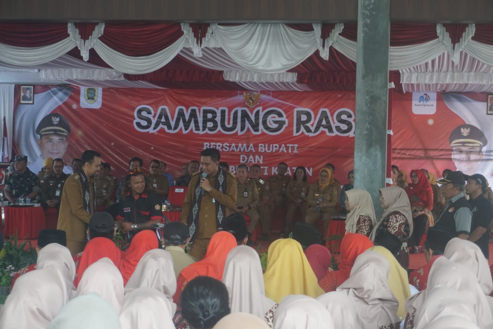Bupati dan Wakil Bupati Klaten saat kegiatan sambung rasa di Desa Kemalang, Kecamatan Kemalang, Selasa (9/9/2025). (Angga Purenda/Radar Solo)