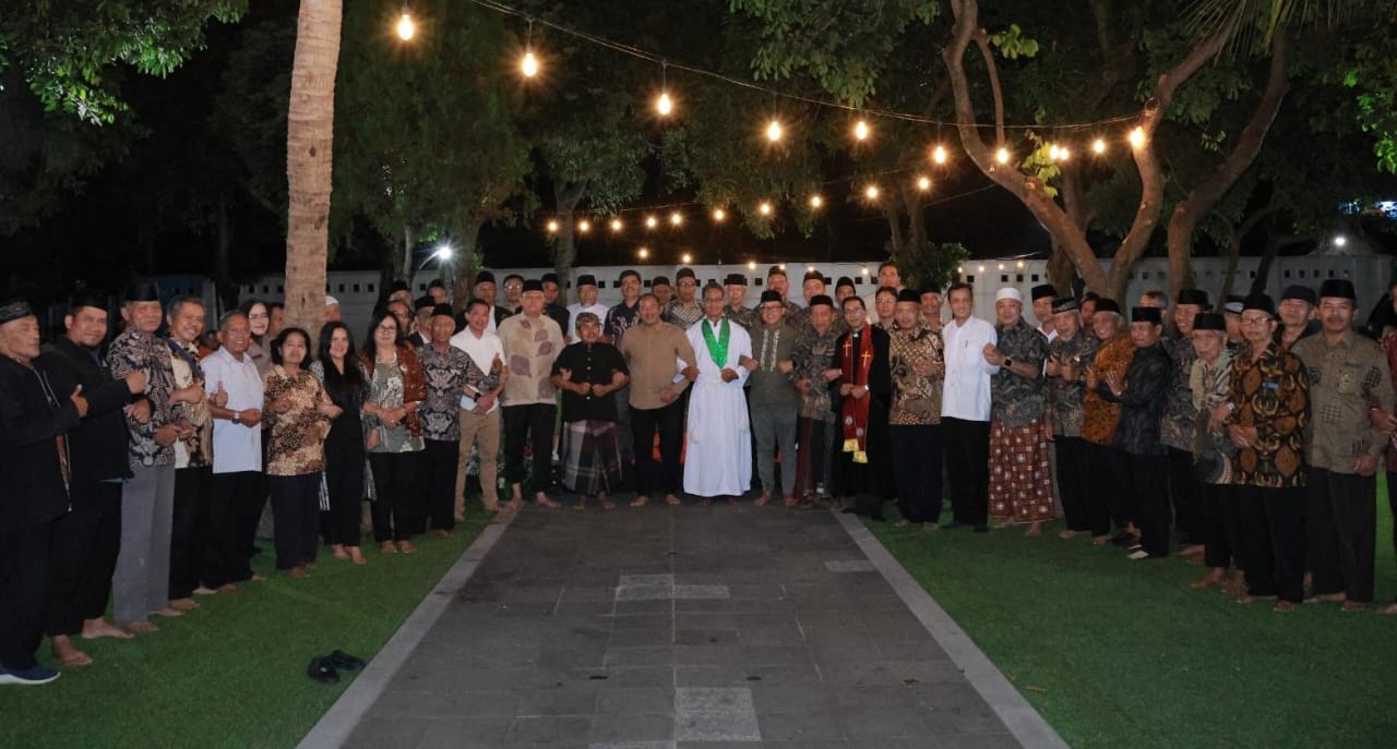 Bupati Karanganyar Rober Christanto mengumpulkan forkompimda, tokoh agama hingga FKUB untuk ngopi bareng, Selasa (9/9/2025) malam. (Rudi Hartono/Radar Solo)