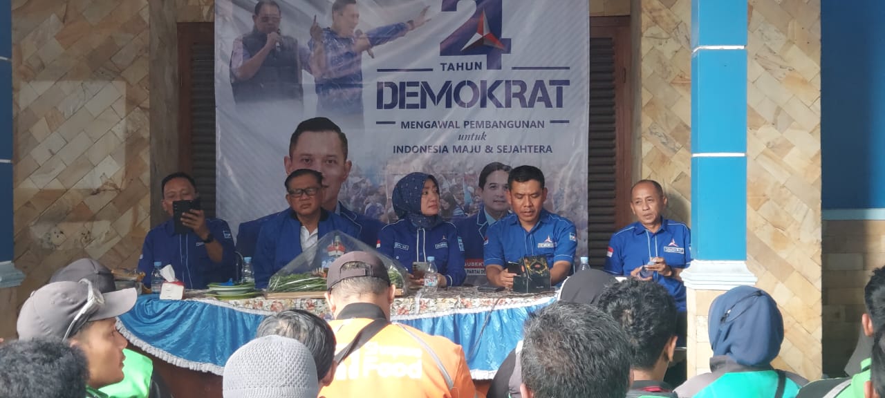 Perayaan HUT di kantor DPC Partai Demokrat Sragen, Rabu (10/9/2025). (Ahmad Khairudin/Radar Solo)