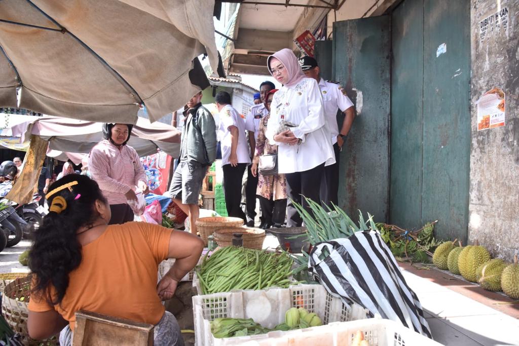 Bupati Sukoharjo Etik Suryani sambangi pasar tradisional, belum lama ini.