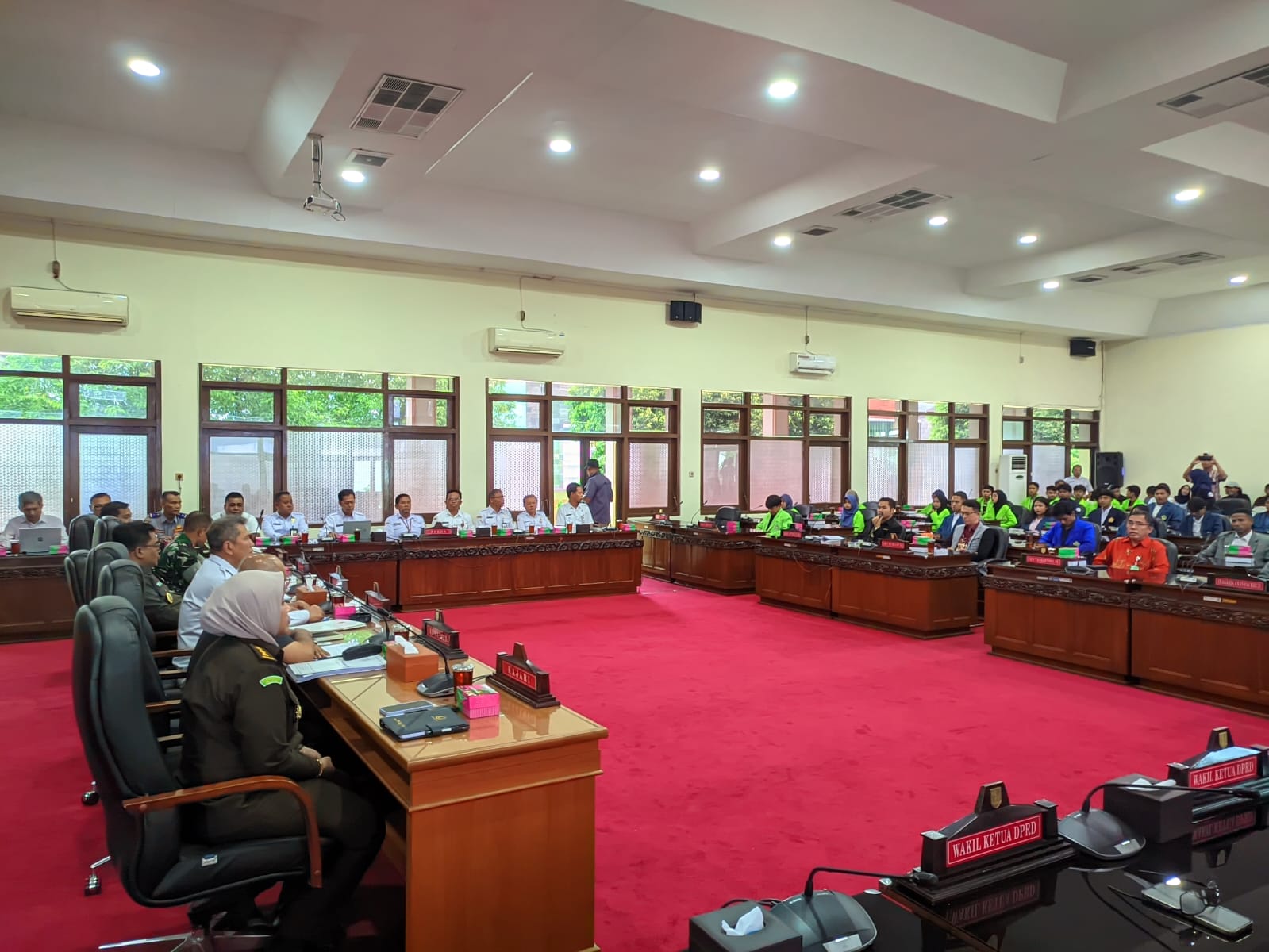 Forkompimda Wonogiri menggelar audiensi dengan para mahasiswa di gedung DPRD Wonogiri, Rabu (10/9/2025). Mereka menuntut sejumlah hal dalam audiensi itu.