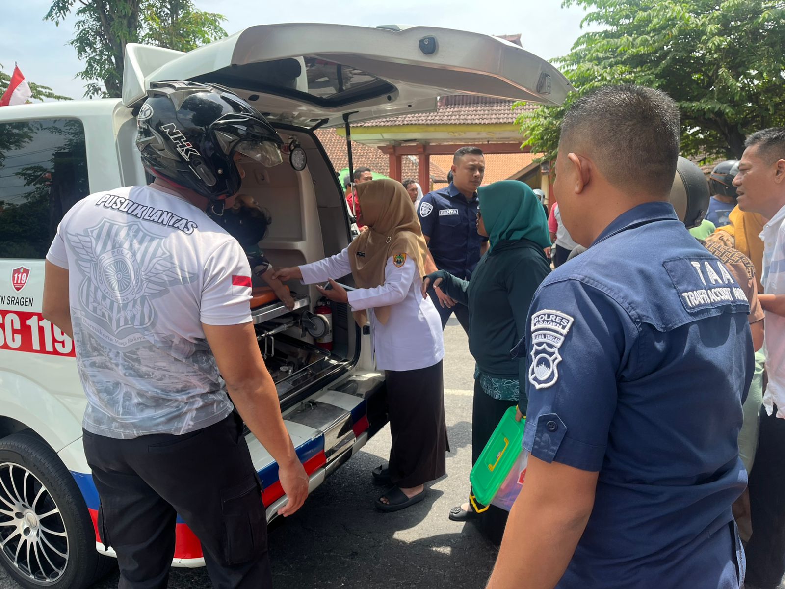 Petugas mengevakuasi pengendara sepeda motor yang terlibat kecelakaan di Jalan RA Kartini atau tak jauh dari kantor Dinsos Sragen, Rabu (10/9/2025).