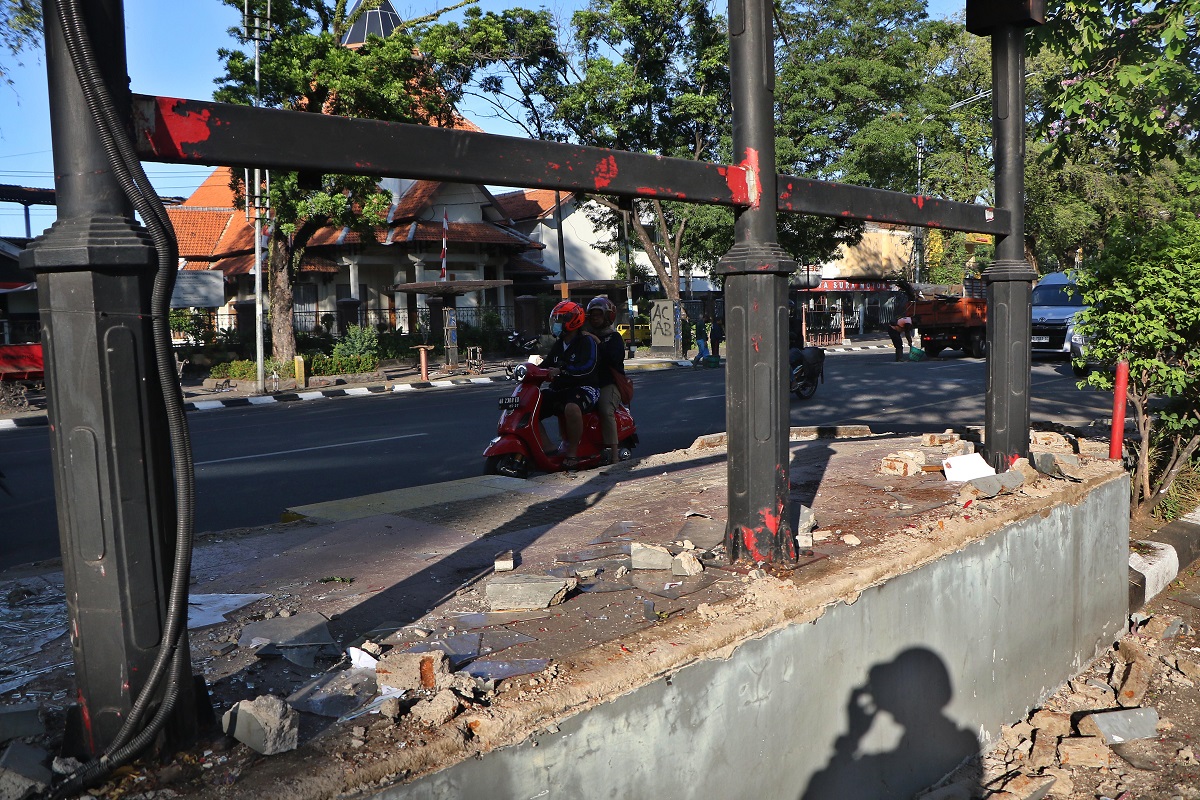 Halte BST di depan Solo Grand Mall yang terdampak kerusuhan belum lama ini.