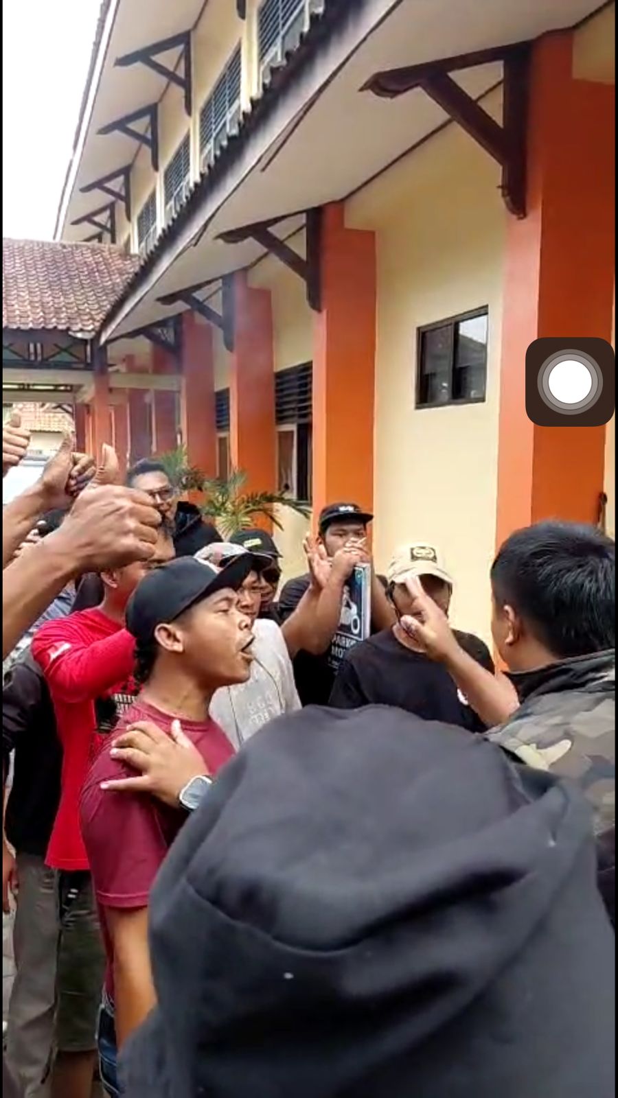 Massa menggeruduk SMAN 1 Cepogo Boyolali untuk mendesak salah satu guru dikeluarkan dari sekolah, Rabu (10/9/2025).