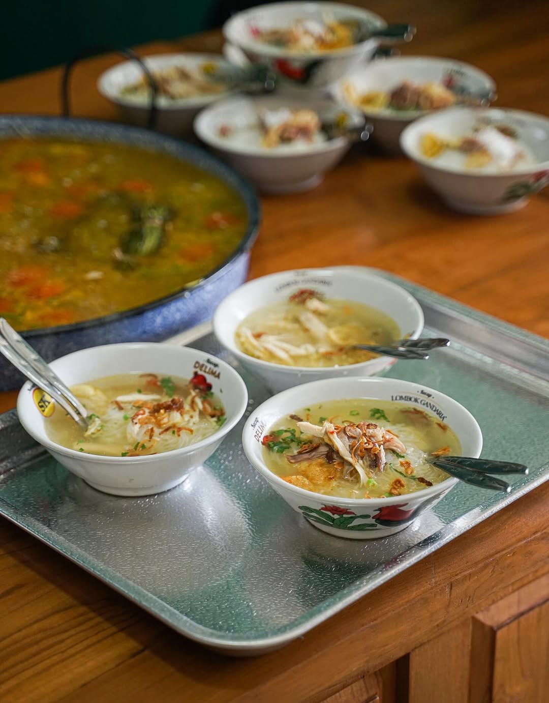 Temukan 4 warung soto legendaris di Solo yang wajib dicoba. Dari Soto Gading langganan Jokowi hingga Soto Veteran favorit warga.