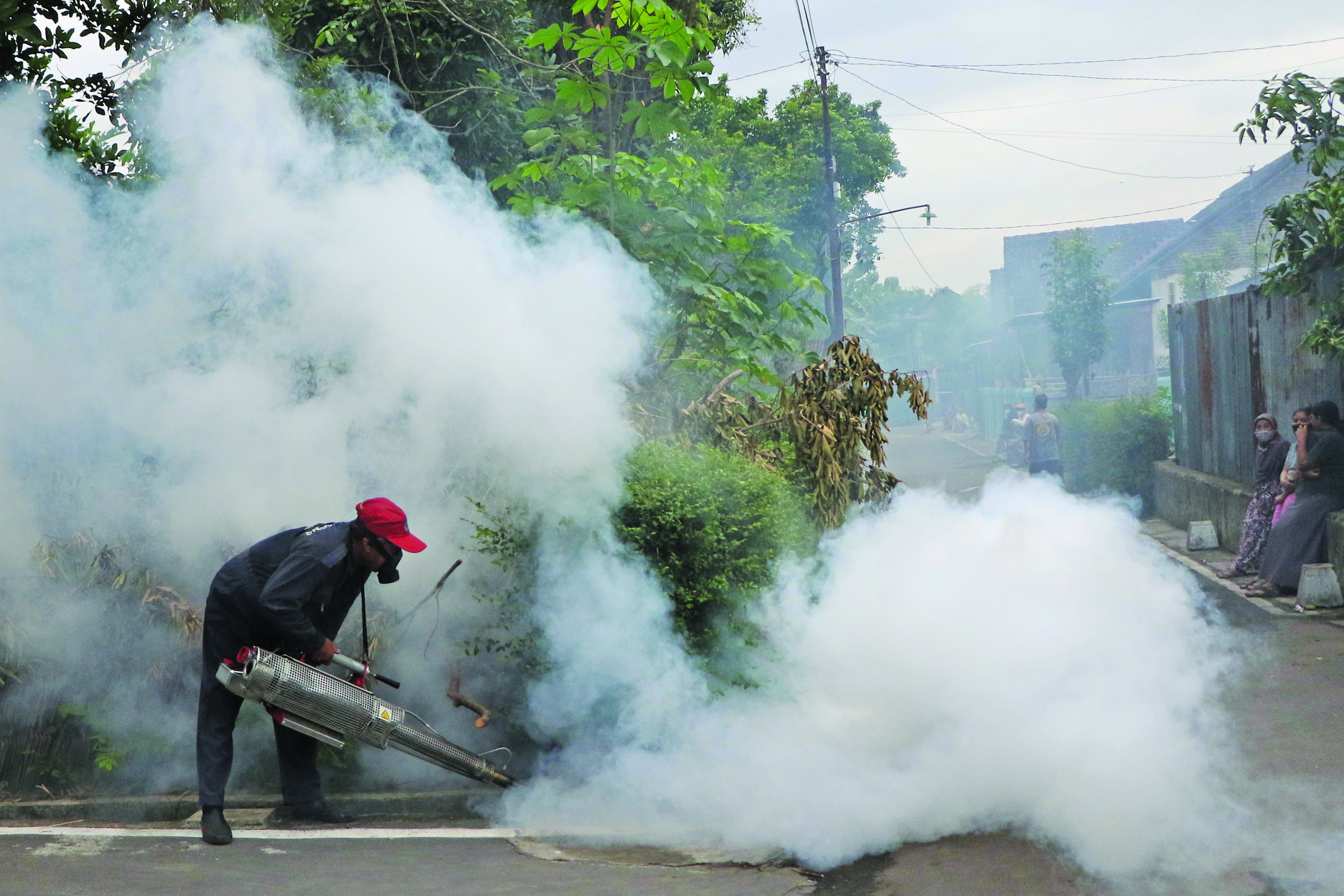 ANTISIPASI: Petugas tengah melakukan fogging di kawasan Kelurahan Ngasem, Kecamatan Colomadu, Kabupaten Karanganyar,&nbsp;Kamis (11/9/2025).