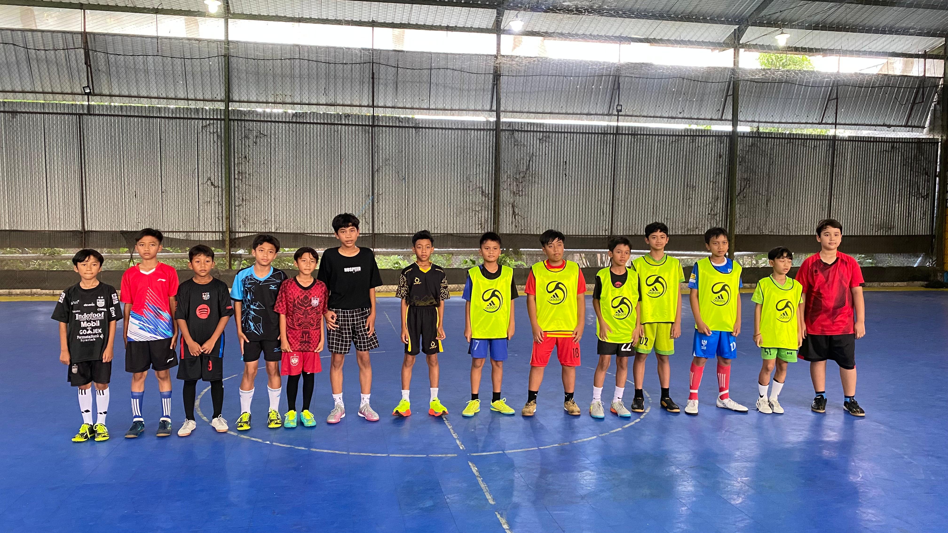 POTENSIAL: SDN 3 Kemiri yang tidak memakai rompi saat melakoni uji coba.