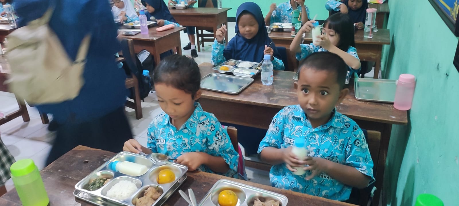 Siswa salah satu SD di Sragen menikmati menu makan bergizi gratis (MBG). (Ahmad Khairudin/Radar Solo)