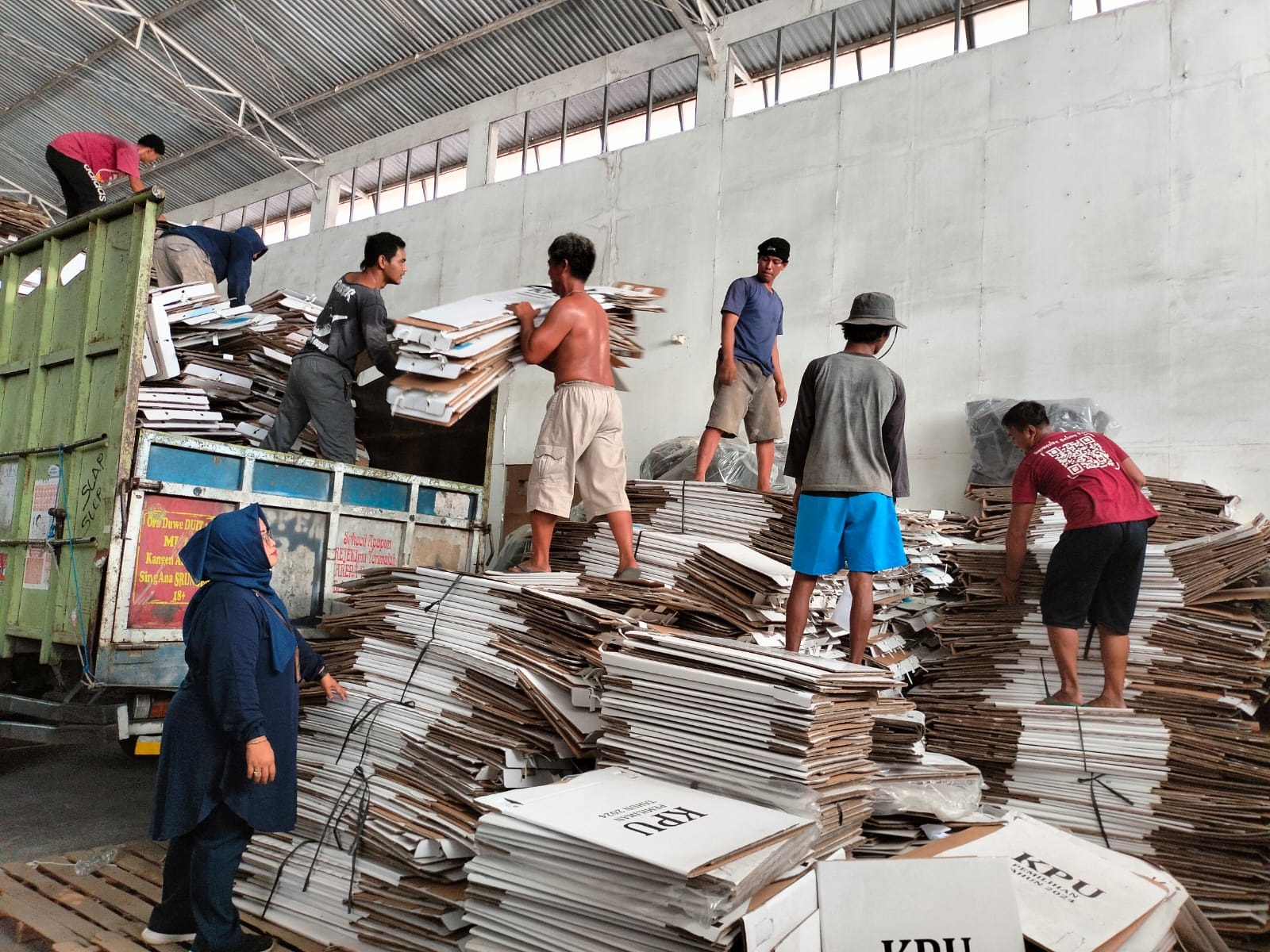 KPU Sukoharjo mengosongkan gudang penyimpanan logistik pemilu dan pilkada di dua lokasi, Kamis (11/9)