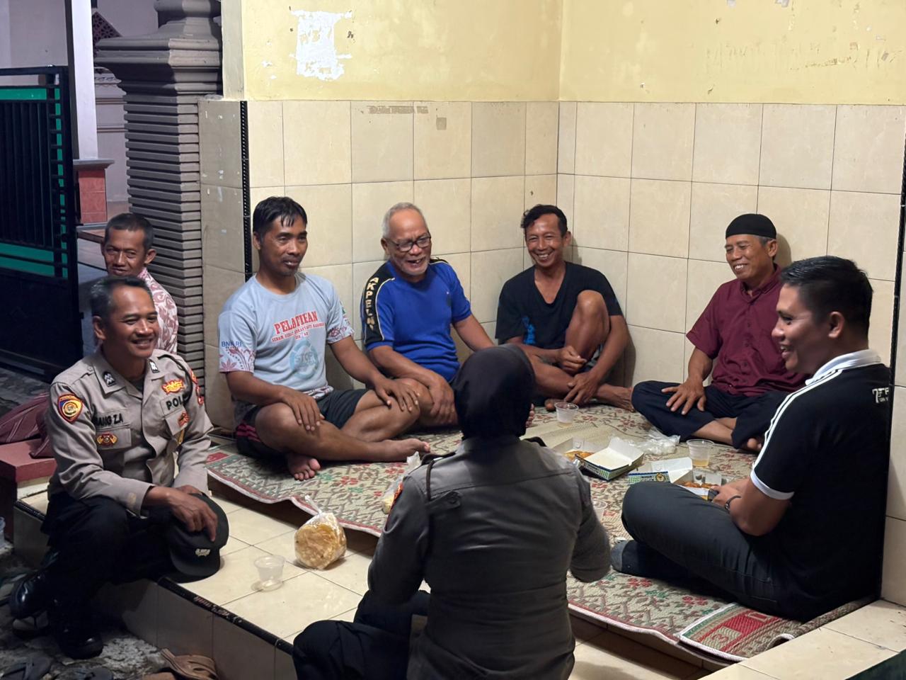 Anggota Polres Sukoharjo berdialog dengan warga Kelurahan Mandan, Sukoharjo.