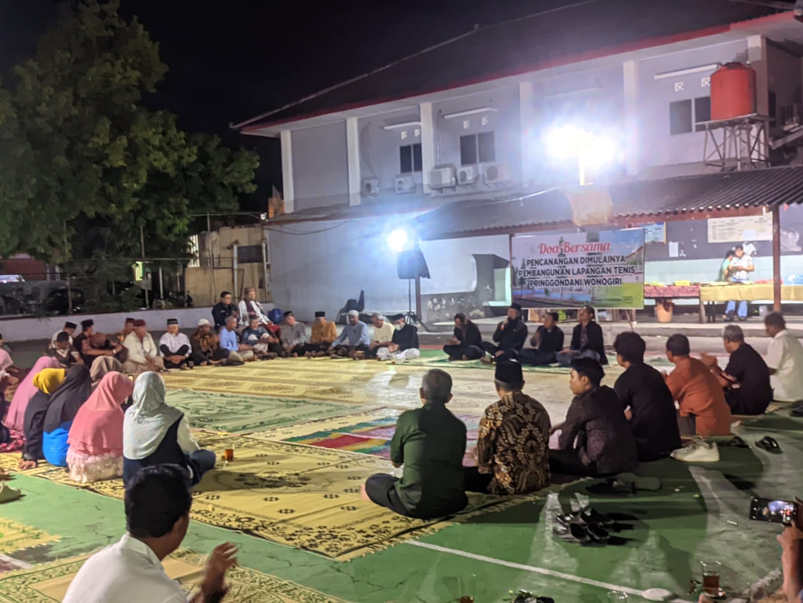 Doa bersama di area lapangan tenis Pringgodani, Minggu (7/9/2025).