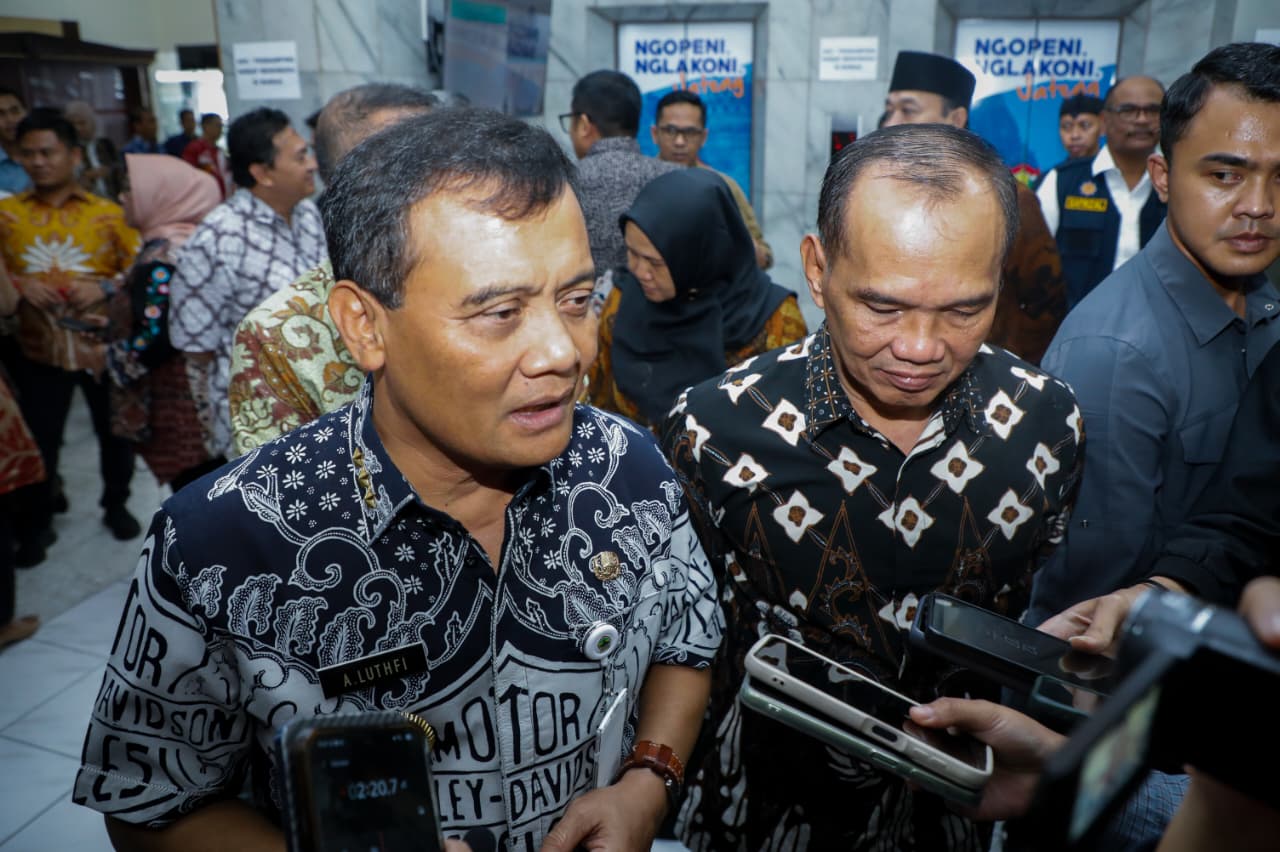 Gubernur Jateng Ahmad Luthfi beri keterangan terkait pengaktifan Jogo Tonggo dan Siskamling usai rapat koordinasi kondusivitas wilayah di Kantor Gubernur Jawa Tengah, Kamis (11/9/2025).