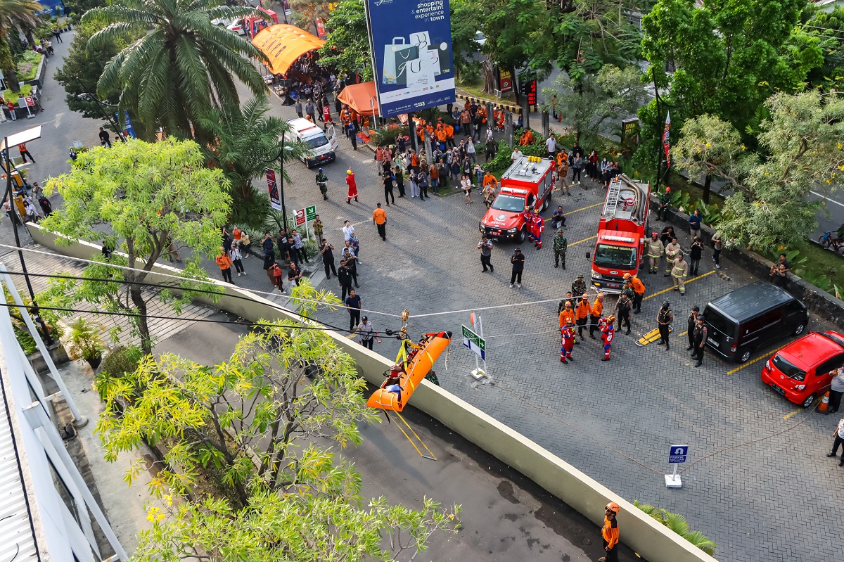 Simulasi vertical rescue warga yang terdampak bencana. Kegiatan ini digelar BPBD Solo, Kamis (11/9/2025).