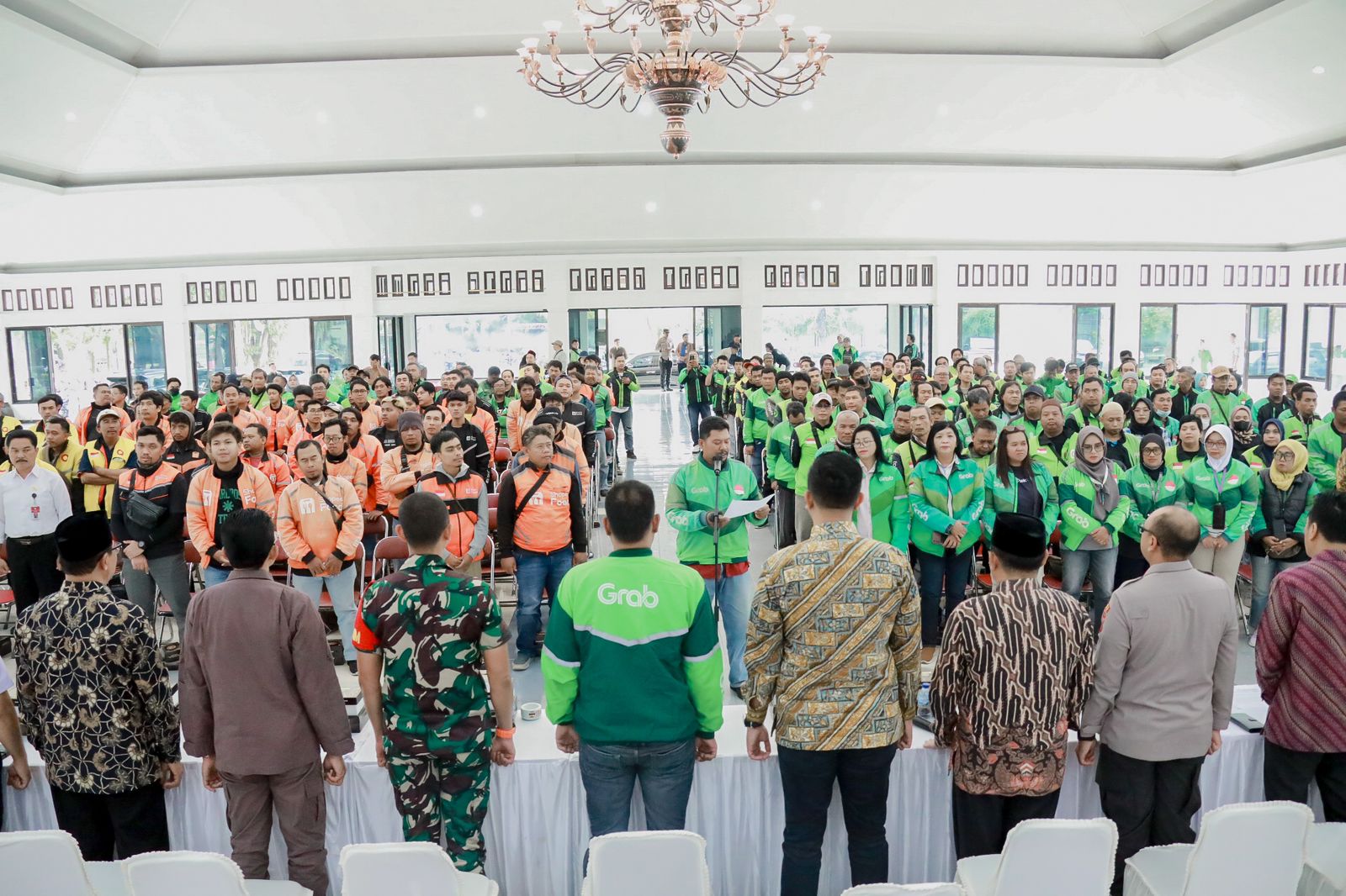 Forkompimda Klaten bersama pengendara ojek online saat melakukan deklarasi damai di Gedung Sunan Pandanaran RSPD Klaten, Kamis (11/9/2025). (Angga Purenda/Radar Solo)