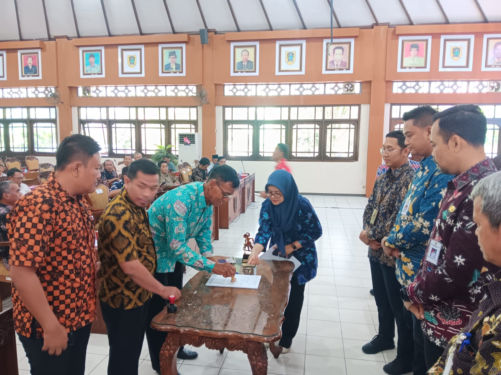Bupati Klaten Hamenang dan Wakil Bupati Klaten Benny saat menyaksikan proses penyerahan bantuan kepada 19 desa di Gedung Paripurna DPRD Klaten. (Angga Purenda/Radar Solo)