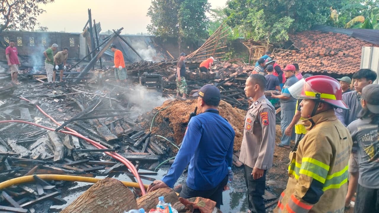 HANGUS: Gudang produksi mebel di Kampung Tempuran RT 03/05, Kecamatan Sukoharjo terbakar, Jumat (12/9) dini hari.
