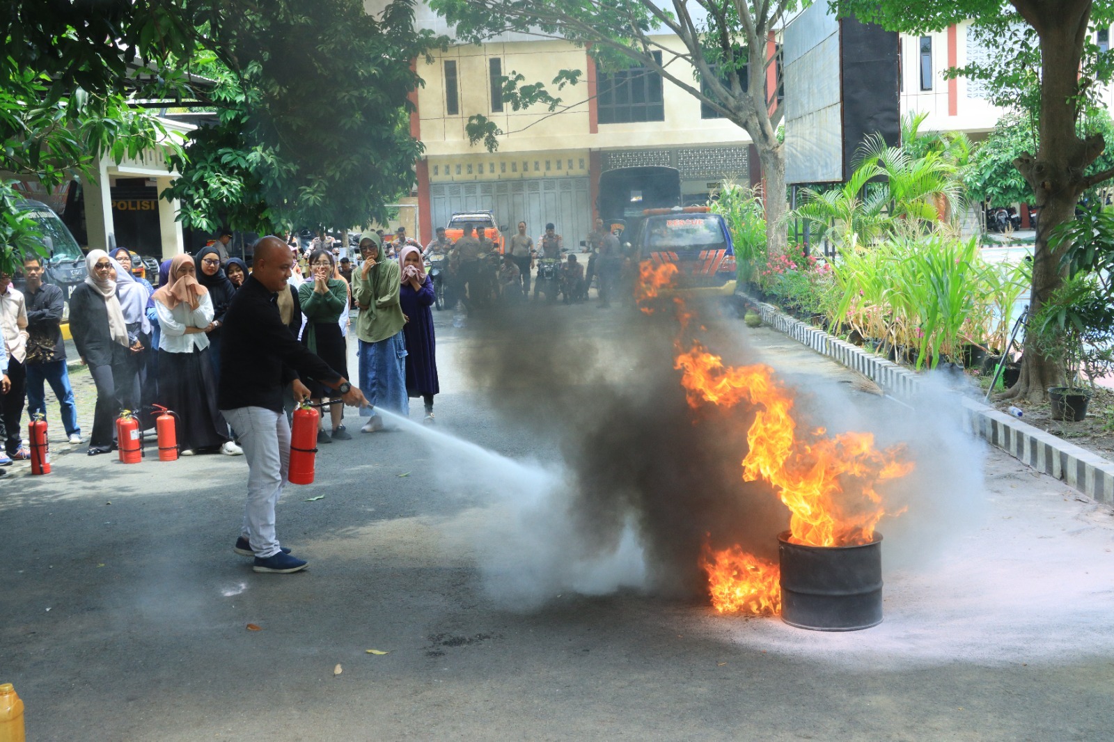 Pelatihan keselamatan kerja bagi relawan SPPG di Mapolres Karanganyar, Jumat (12/9/2025). (Rudi Hartono/Radar Solo)