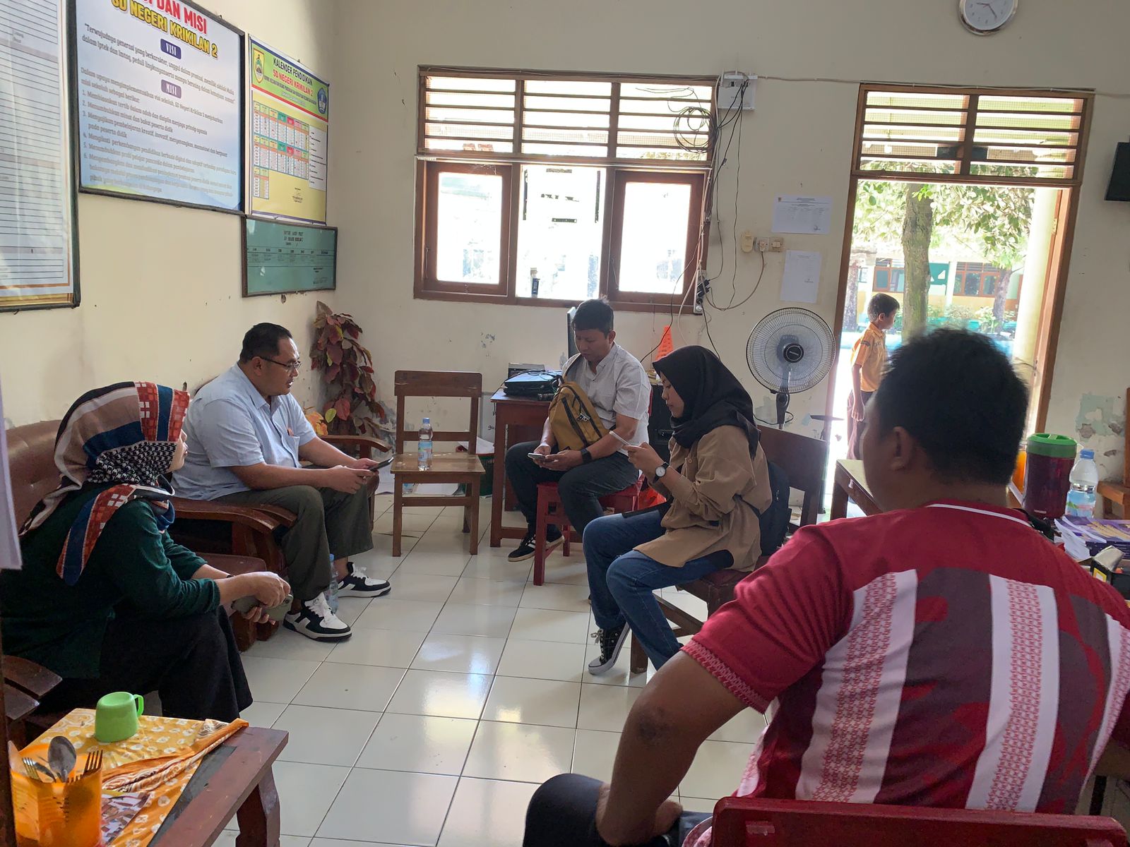 Ketua Komisi IV DPRD Sragen, Sugiyamto (dua dari kiri) meminta mengecek laporan menu MBG basi di SDN 2 Krikilan, Kecamatan Masaran. (Ahmad Khairudin/Radar Solo)