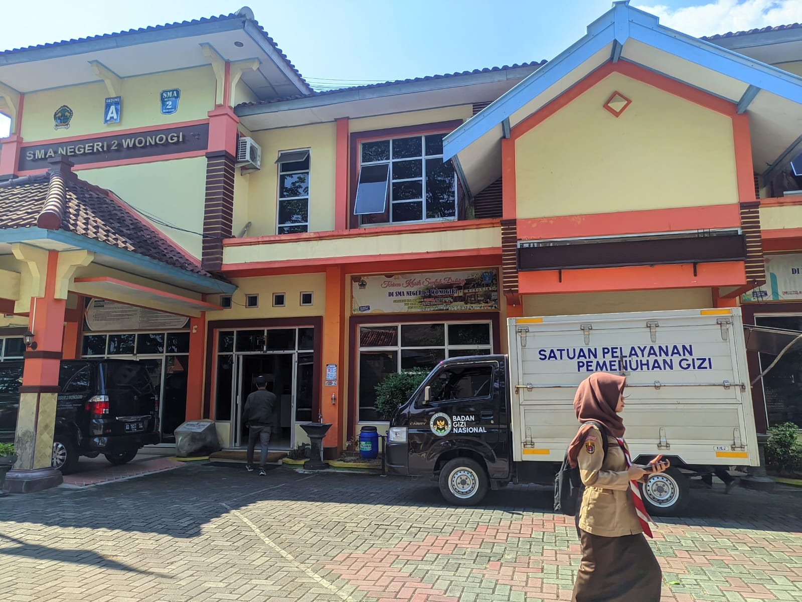Mobil operasional Satuan Pelayanan Pemenuhan Gizi berada di SMAN 2 Wonogiri, Jumat (12/9/2025).