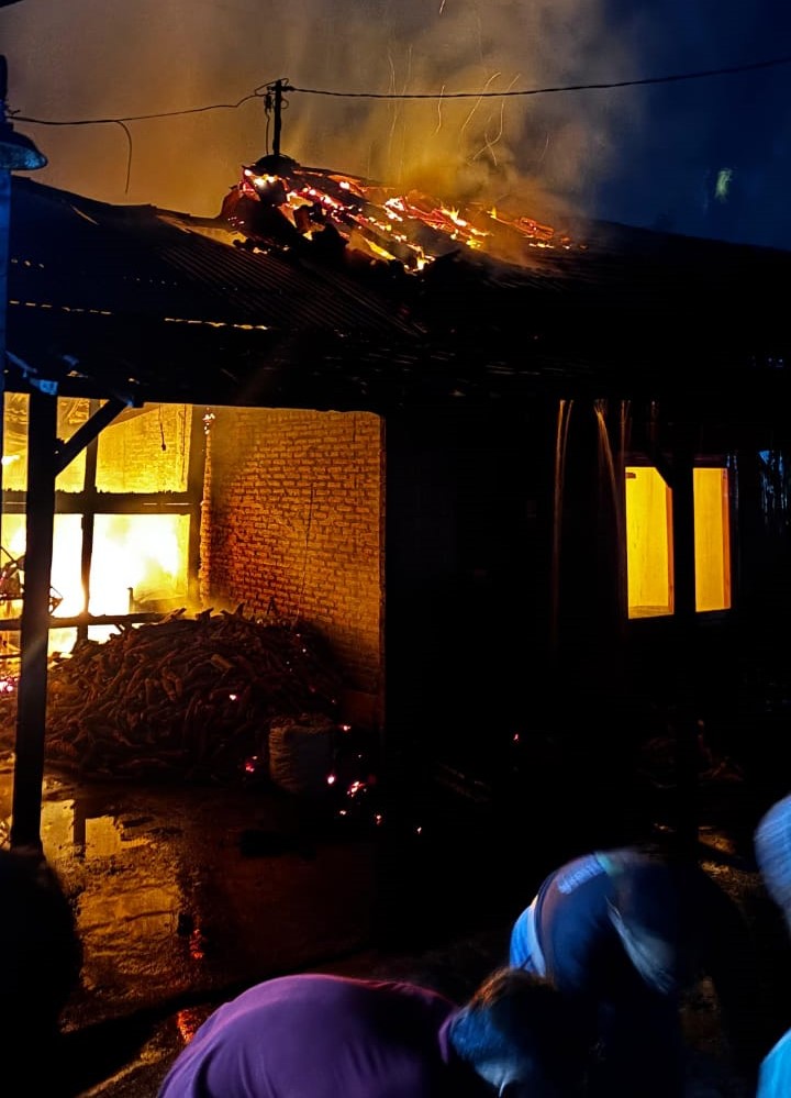 Kebakaran melanda rumah Windiyo Suharso, warga Dusun Duwet Lor RT 01 RW 16 Desa /Kecamatan Baturetno, Kamis (11/9/2025) malam.
