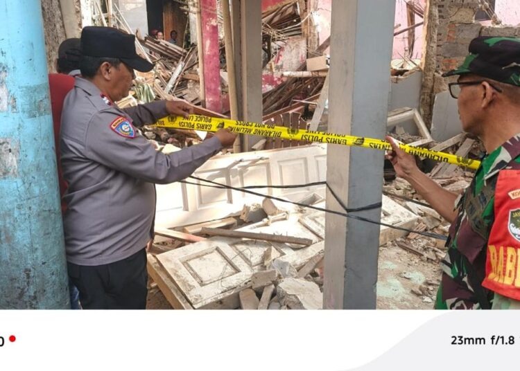 Aparat memasang garis polisi di rumah warga Jalan Cabe Ilir II RT 03 RW 01, Kelurahan Pondok Cabe Ilir, Kecamatan Pamulang, Kota Tangerang Selatan yang hancur akibat ledakan, Jumat (12/9/2025).