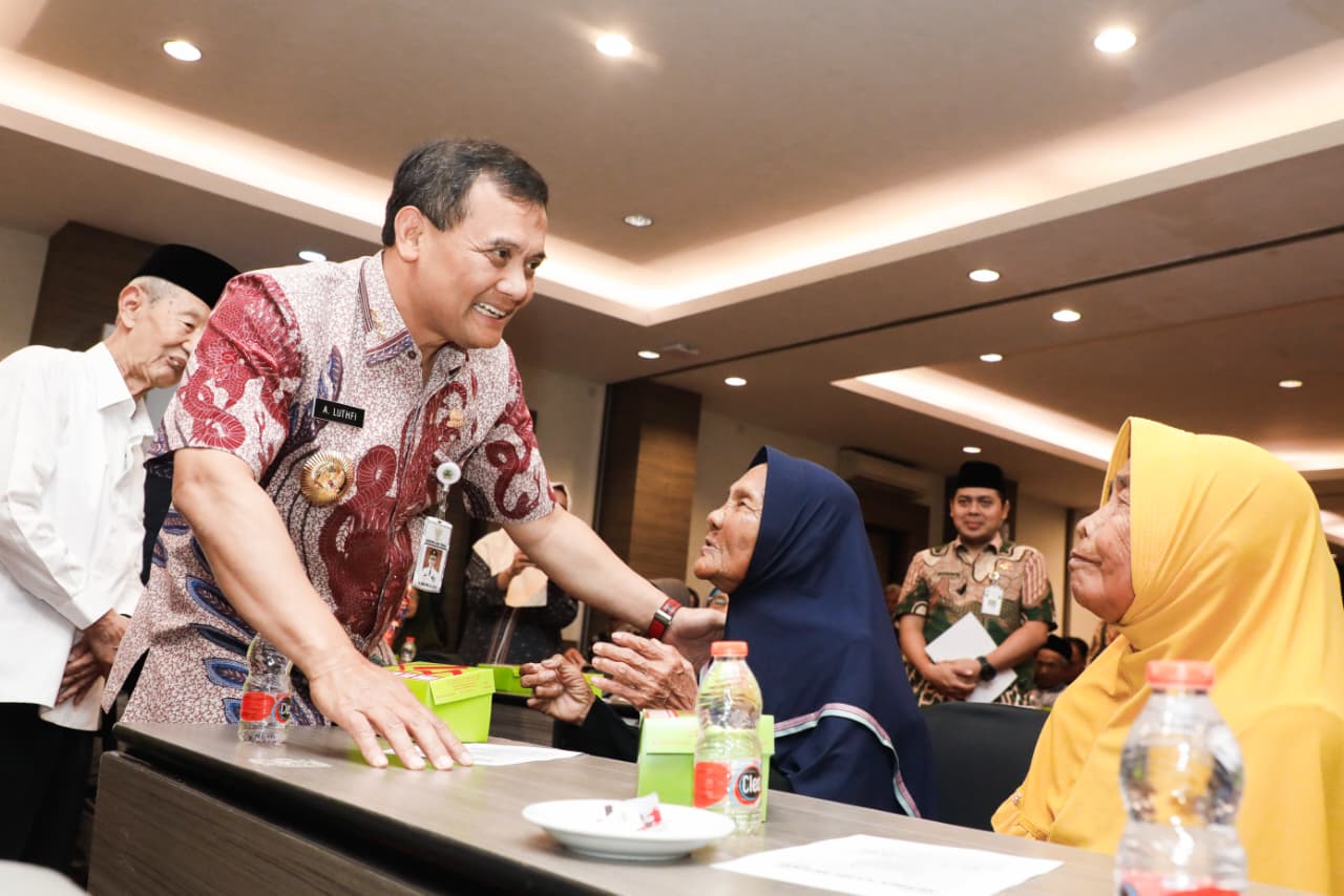 Gubernur Jateng Ahmad Luthfi berinteraksi dengan lanjut usia (lansia) di sela penyerahan bantuan secara simbolis di Hotel Candi Indah, Kota Semarang, Jumat (12/9/2025).