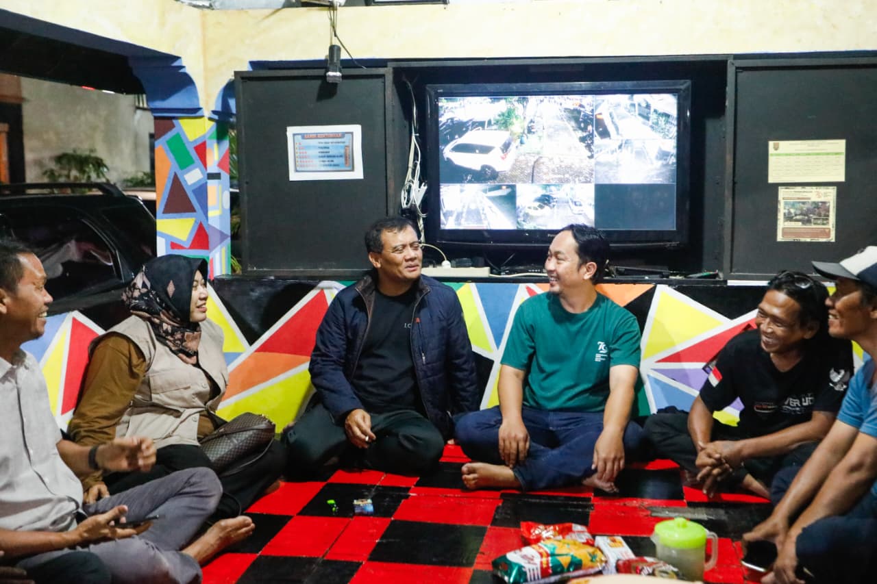 Gubernur Jateng Ahmad Luthfi berdialog dengan warga yang mendapat giliran jaga lingkungan di Pos Kamling.