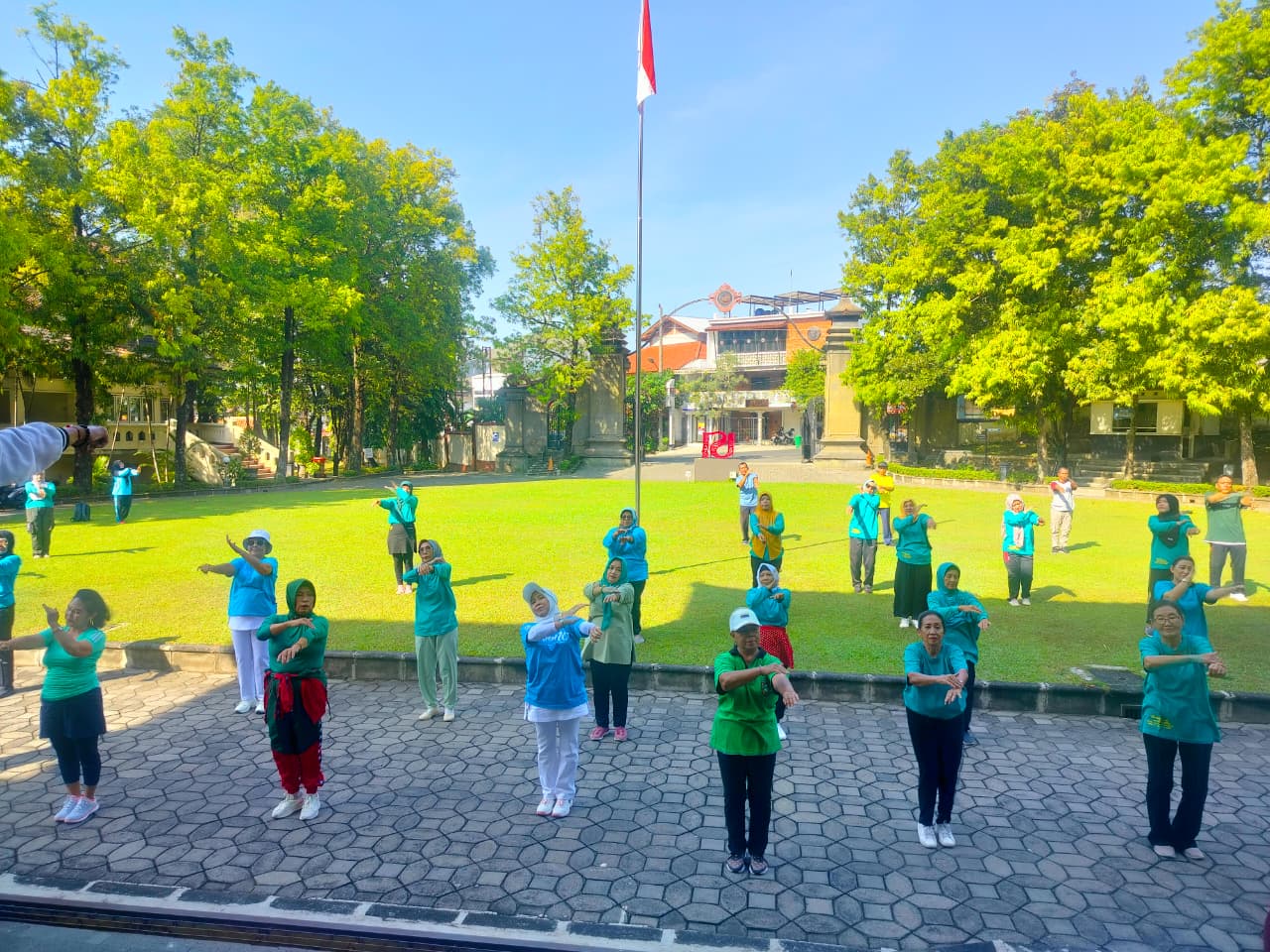 Dharma Wanita Persatuan Institut Seni Indonesia Surakarta bersama dosen dan karyawan menggelar senam pagi di halaman rektorat kampus setempat, Jumat (12/9/2025).