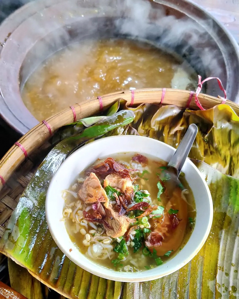 Enak, murah, dan bikin nagih! Inilah 6 rekomendasi warung soto malam di Solo yang legendaris dan wajib Anda coba.
