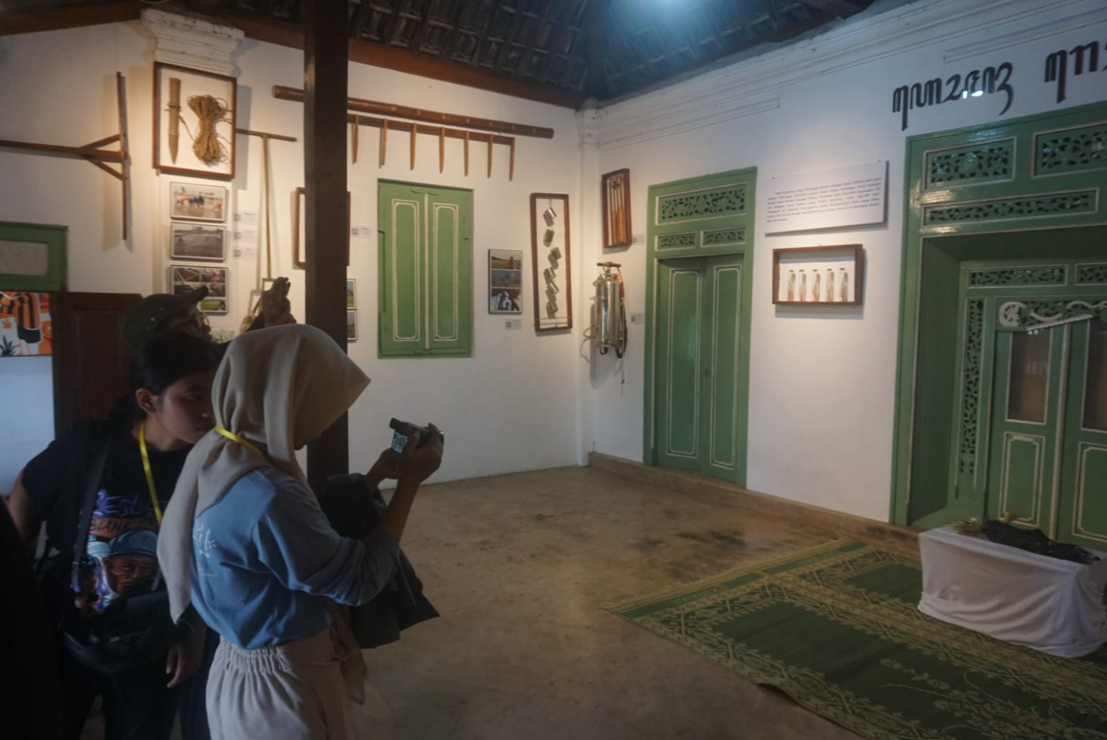 Pengunjung saat melihat berbagai koleksi di Museum Omah Rojolele, Desa Delanggu, Kecamatan Delanggu, Klaten. (Angga Purenda/Radar Solo)