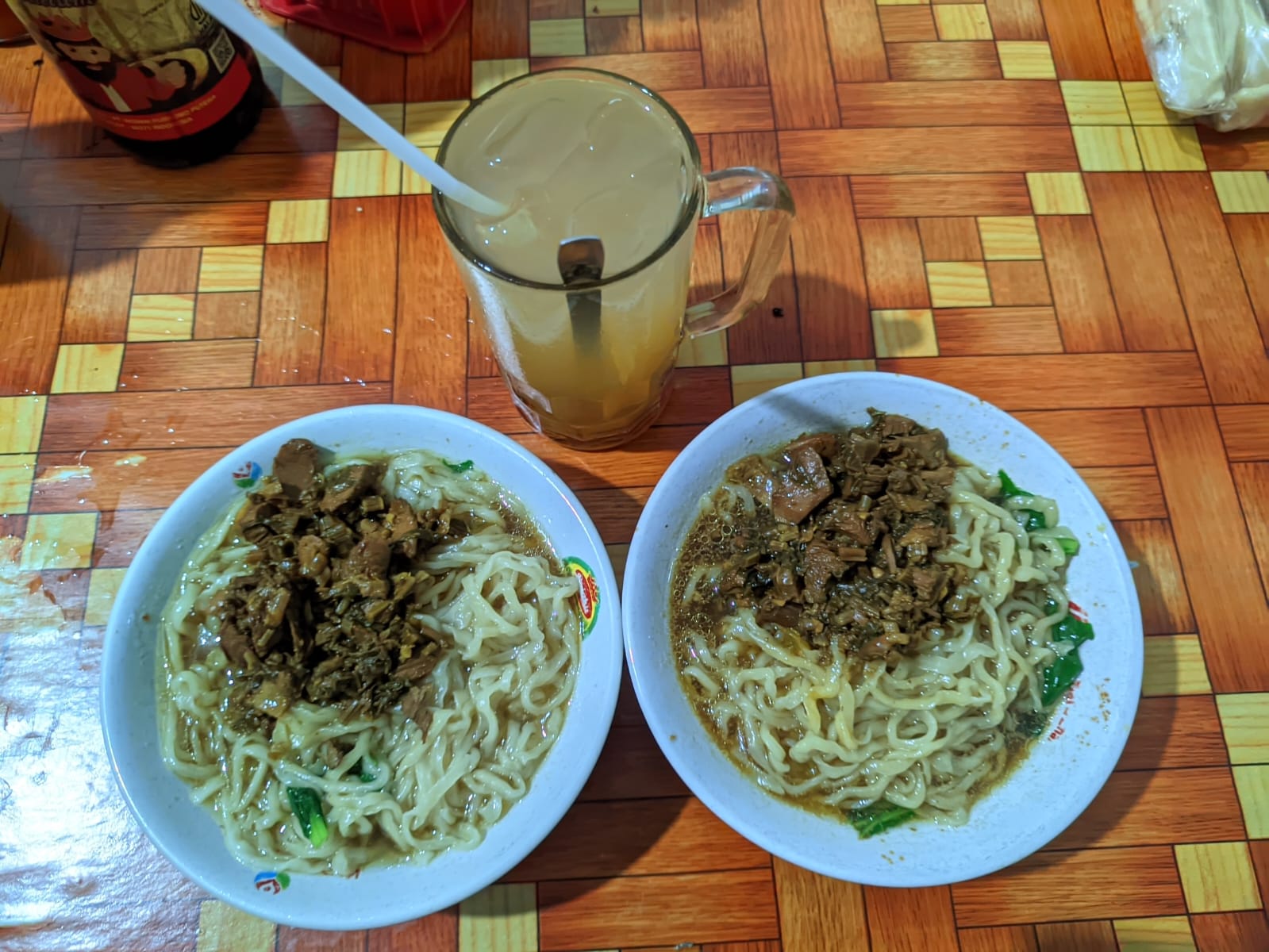 Mi ayam dan es asem jadi menu favorit di warung Mi Ayam SD 6 Wonogiri. (Iwan Adi Luhung/Radar Solo)