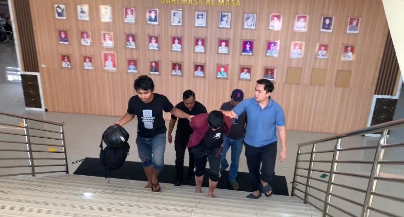 Pelaku ganjal ATM di Solo ditangkap, uang korban Rp3,5 juta raib. Polisi amankan barang bukti dan kembangkan kasus lintas daerah.