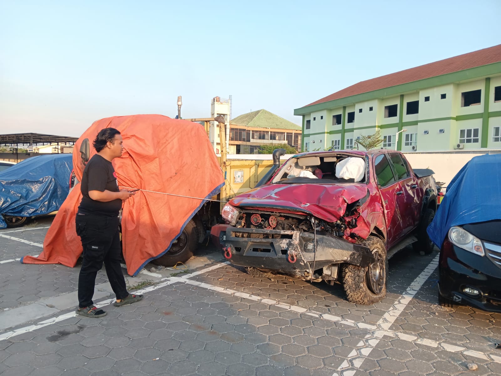 Kondisi mobil dobel kabin yang sudah dievakuasi di Unit Gakkum Satlantas Polres Klaten. (Angga Purenda/Radar Solo)