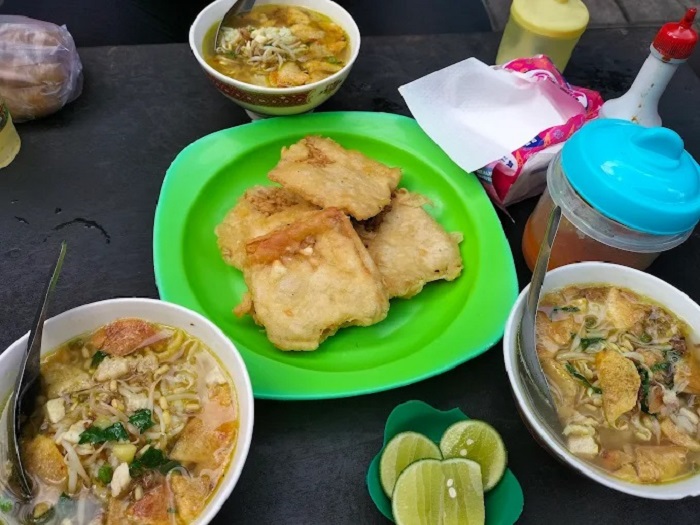 Warung soto termurah dan enak di Solo, mulai Rp 5.000! Cocok untuk sarapan atau makan malam dengan rasa gurih khas Solo.