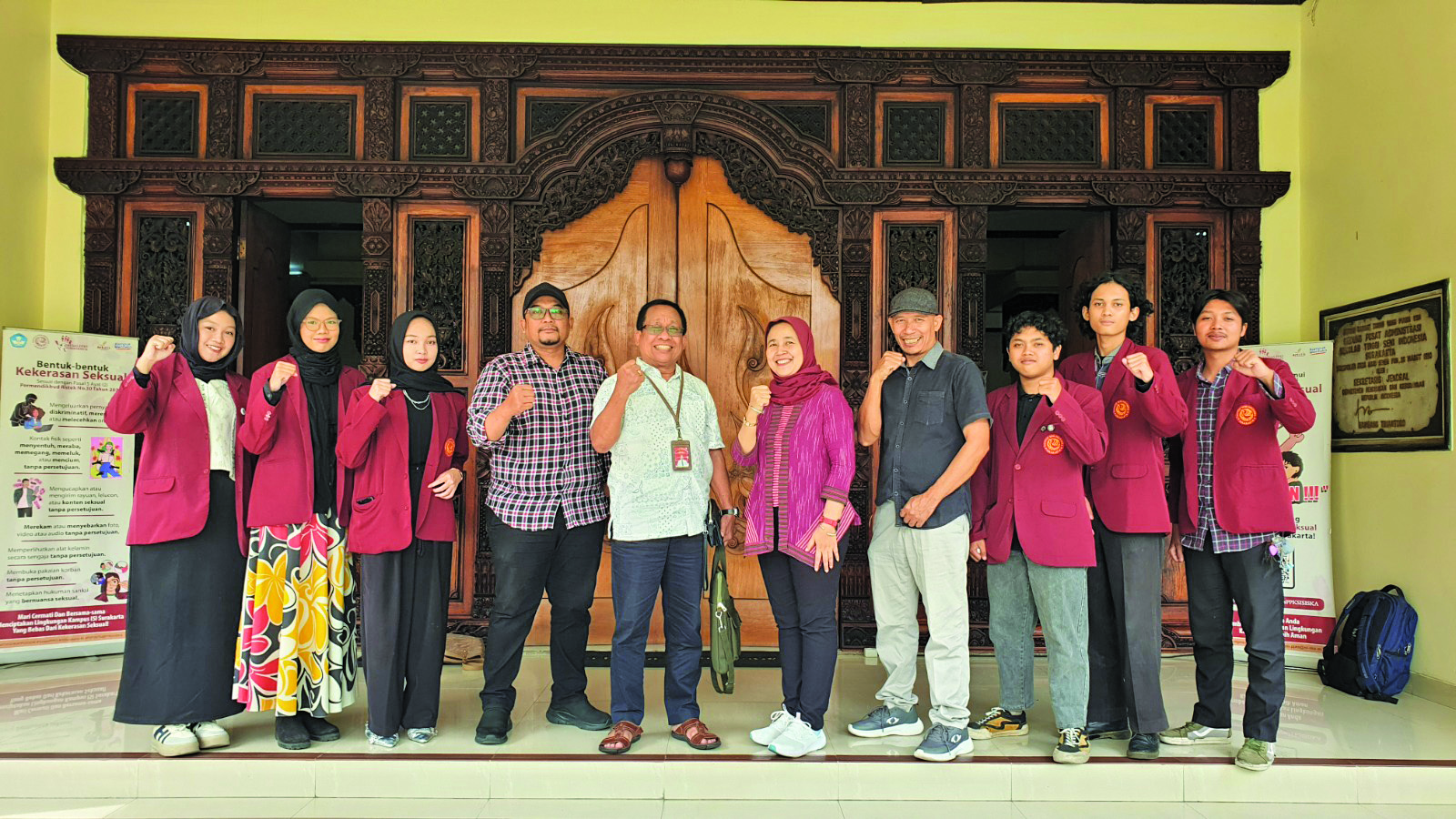 Rektor ISI Solo I Nyoman Sukerna (tengah) bersama BEM ISI Solo dan dosen pembimbing lolos Program Mahasiswa Berdampak: Pemberdayaan Masyarakat oleh BEM Kemdiktisaintek.