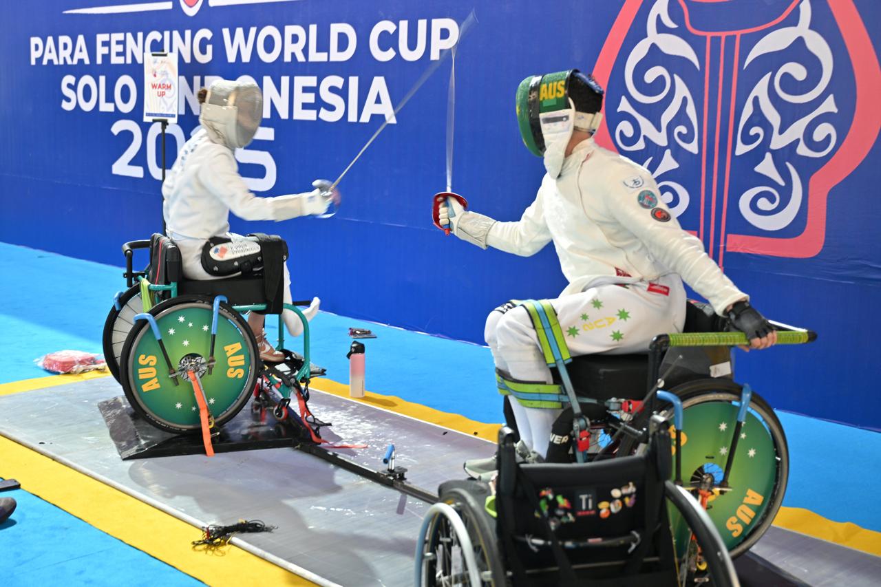 FOKUS: Atlet anggar Australia saat berlatih di GOR Indoor Manahan, jelang terjun di ajang ajang Para Fencing World Cup 2025, yang akan dimulai Senin (15/9).