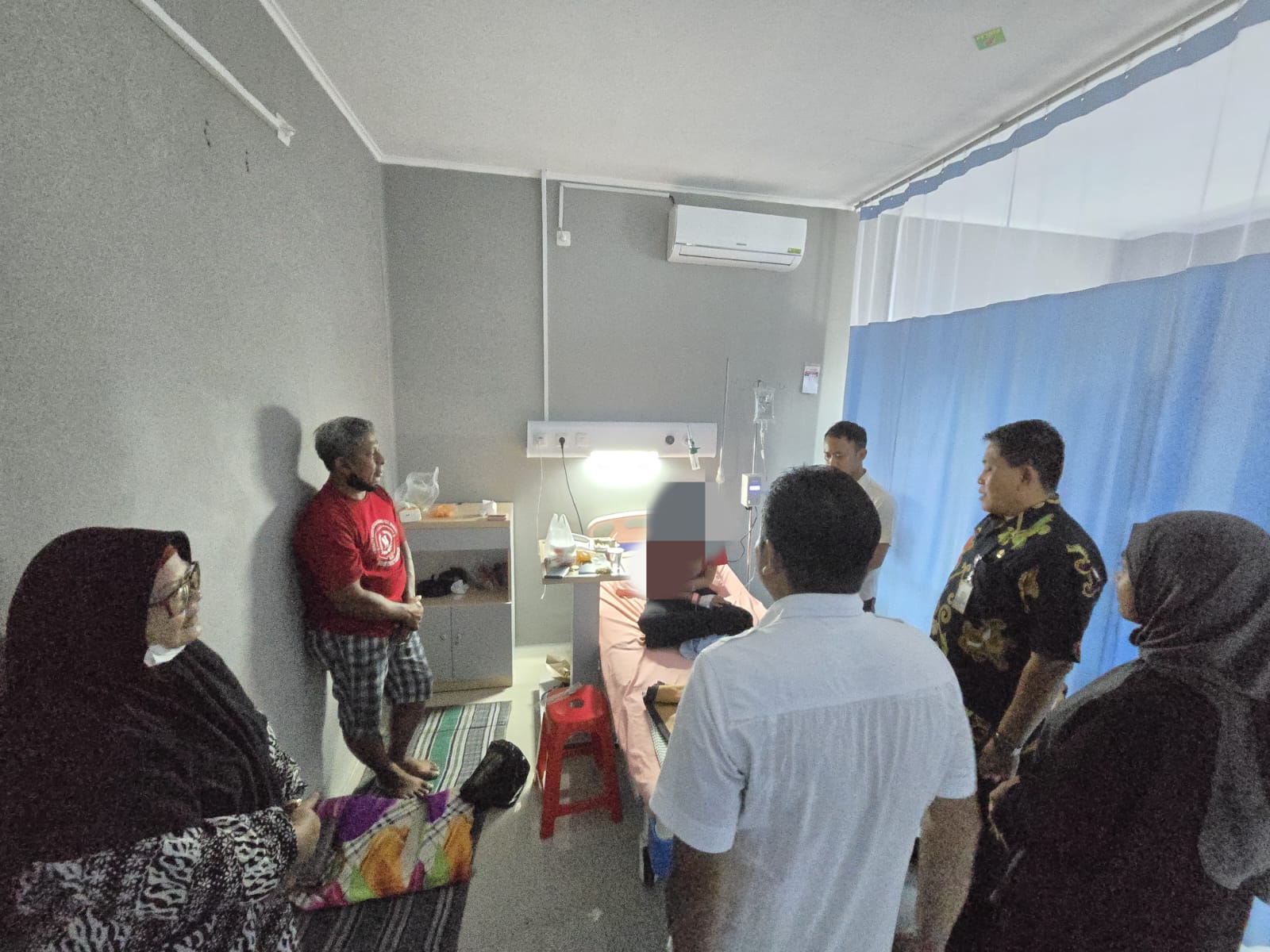 Pihak SMAN 2 Wonogiri dan SPPG menjenguk siswa di rumah sakit Jumat (12/9/2025).