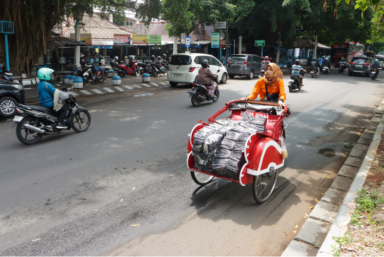PEJUANG HIDUP: Nurdalilah Qurrotaayun mengayuh becak untuk mengantarkan pesanan.