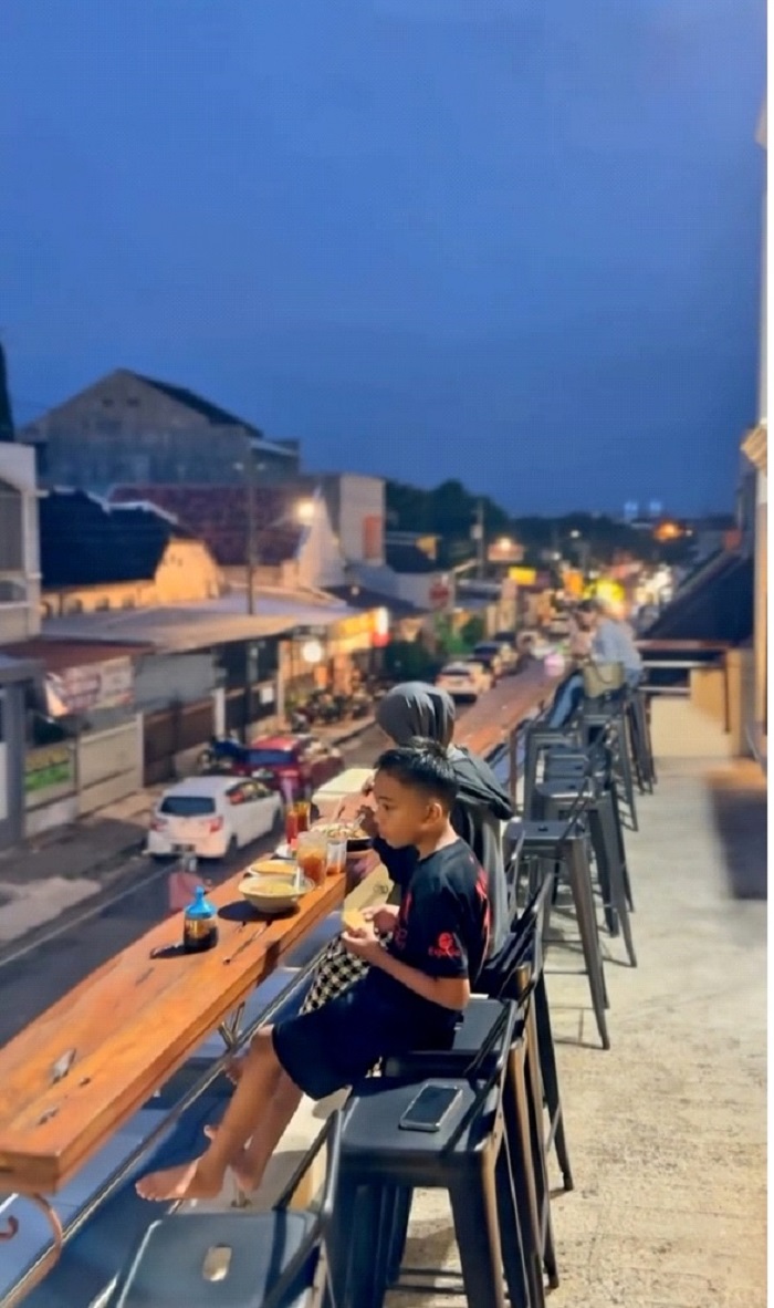 Soto Keprabon 1995, kuliner malam legendaris di Solo dengan kuah gurih dan view city light Solo yang memukau.