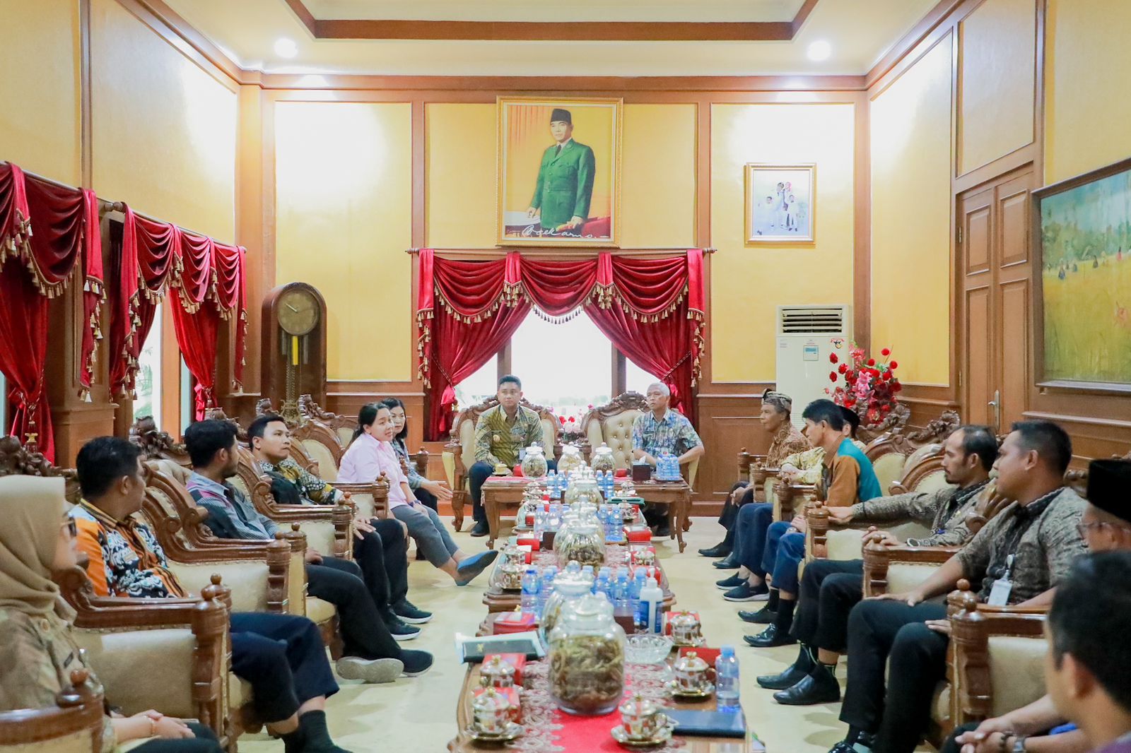Pertemuan antara pihak SMPN 2 Klaten dengan orang tua siswi di Rumah Dinas Bupati Klaten