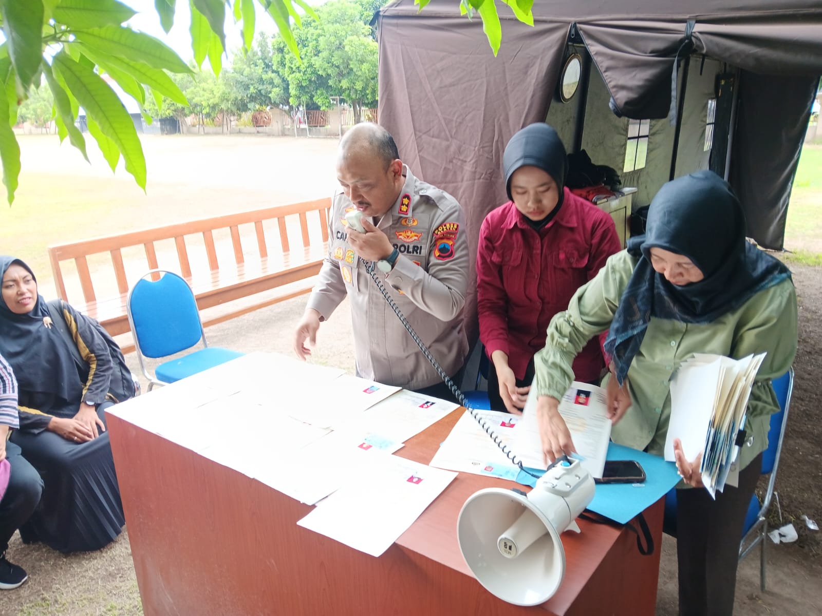 Peserta PPPK paruh waktu yang sedang mengurus pembuatan SKCK di Mapolres Klaten