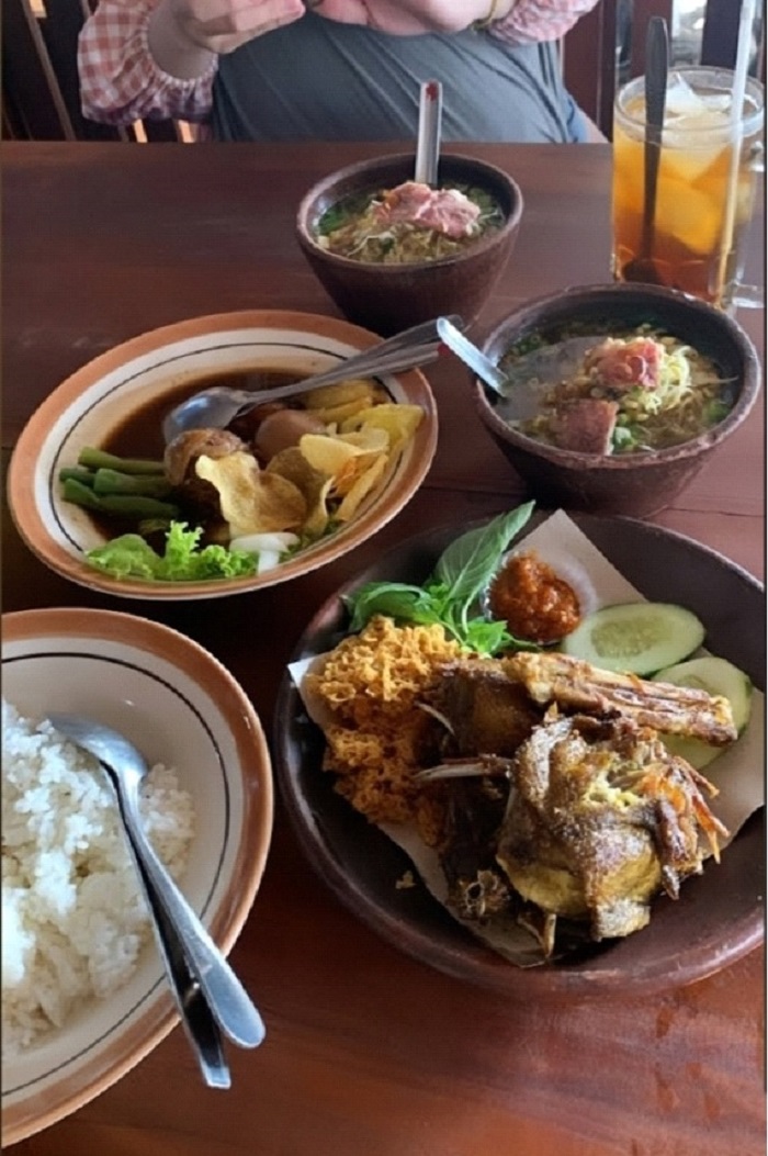 Soto Gerabah Bu Yayun di Pengging Boyolali, sajikan kuah khas dalam gerabah, menu lengkap, harga ramah, selalu laris manis.