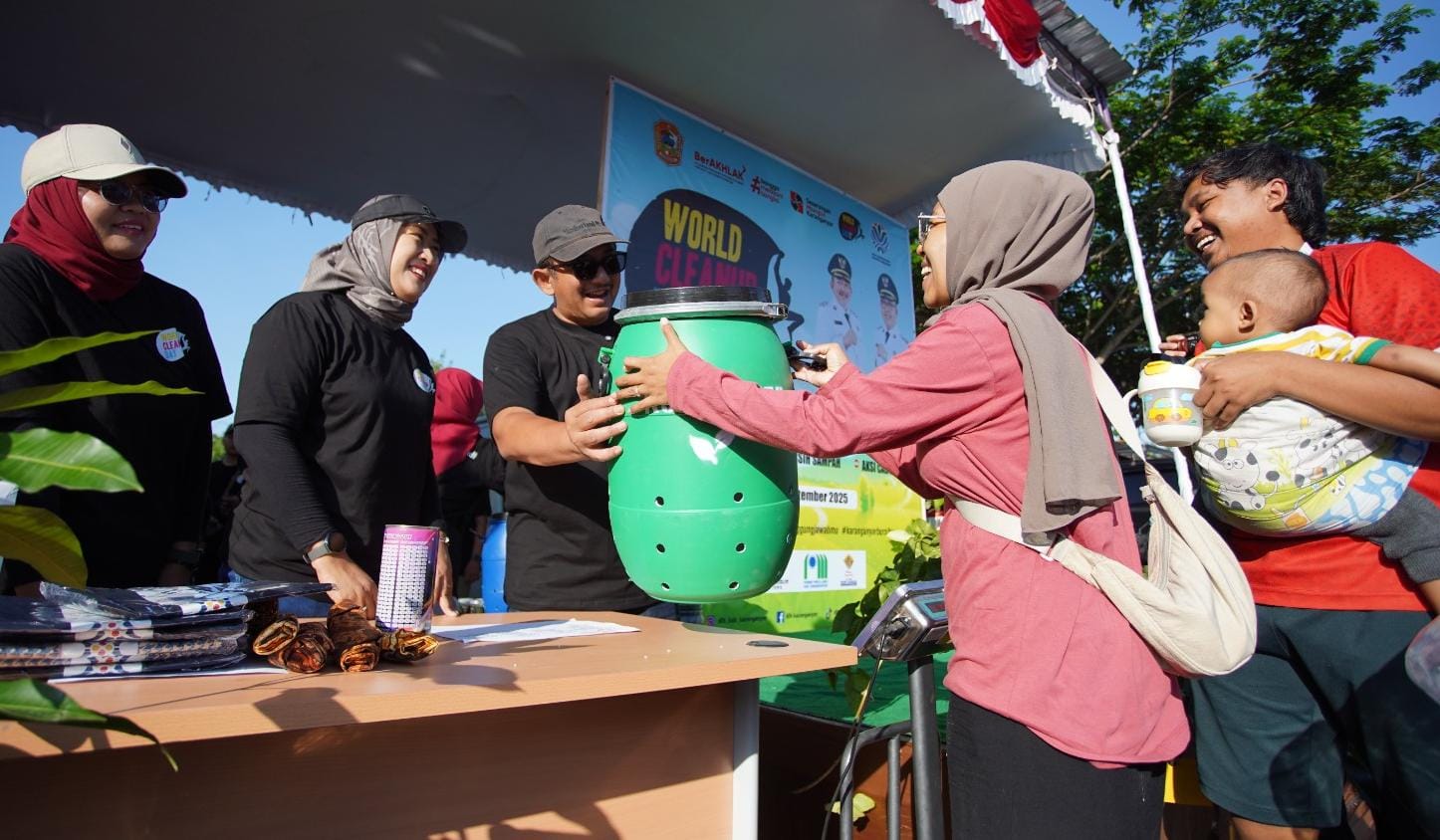 Bupati Karanganyar Rober Christanto dan pengunjung CFD terlibat aktif mendukung pelestarian lingkungan, Minggu (14/9/2025).